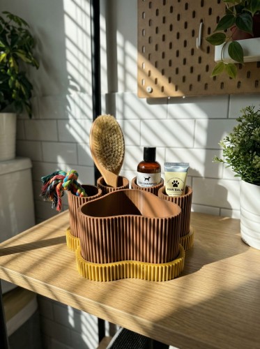 nightjar_image_Photorealistic_close-up_of_a_charming_3D_printed_dog_paw_organizer__featuring_a_ (3).jpeg